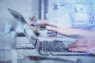 Bilgisayarda ve finansal grafik hologramında yazı yazan kadın ellerine çoklu maruz kalma. Borsa analizi kavramı.