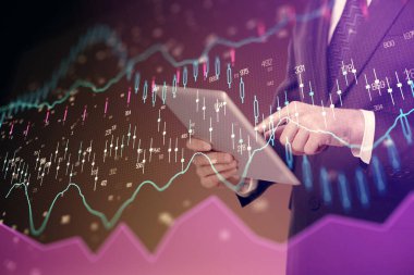 Erkeklerin el ele tutuşup dijital bir cihaz ve ön grafik çizimi kullanırken çift pozlama. Finansal piyasa kavramı.