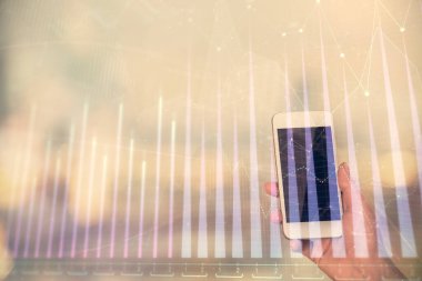 Ön x çizelgesine çift pozlama, hologram çizimi ve cep telefonu kullanan bir kadın. Borsa konsepti.