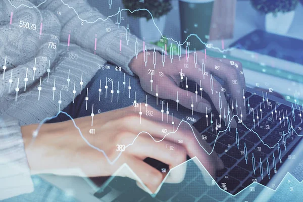 Doble exposición de las manos de la mujer escribiendo en la computadora y el dibujo del holograma gráfico de divisas. Concepto de inversión bursátil. — Foto de Stock