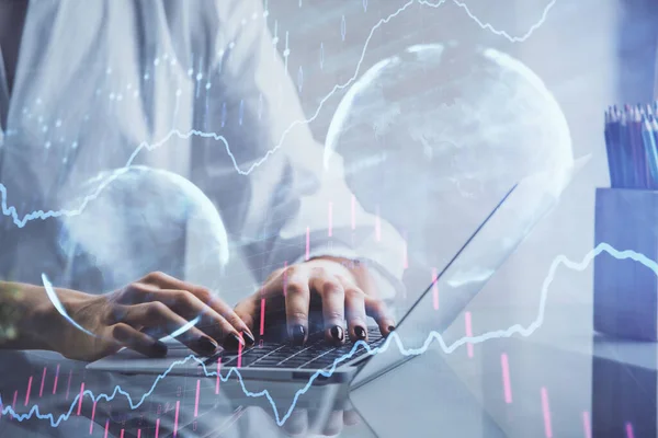 Doble exposición de las manos de la mujer escribiendo en la computadora y el dibujo del holograma gráfico de divisas. Concepto de inversión bursátil. —  Fotos de Stock