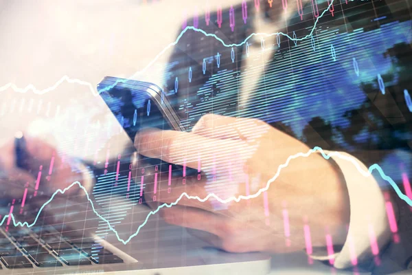 Multi expozice Man ruce drží a pomocí digitálního telefonu a grafu forex výkres. Koncept finančního trhu. — Stock fotografie