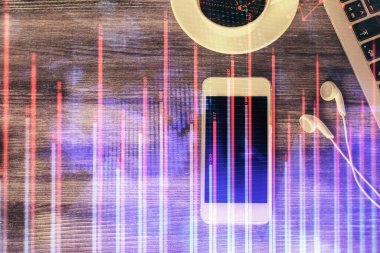 Masaüstünde telefonlu ön x grafik hologramına çift pozlama. Üst Manzara. Mobil ticaret platformu kavramı.