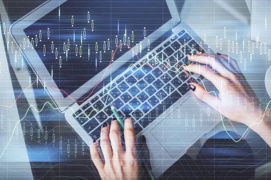 Bilgisayar ve ön x çizim hologramı üzerinde çalışan kadın elleri çift pozlama. Üst Manzara. Mali analiz kavramı.