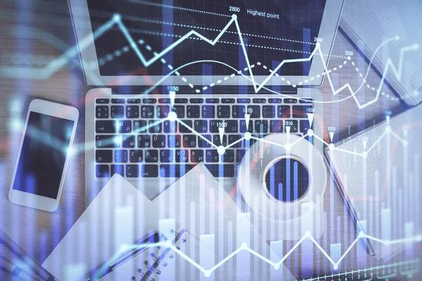 Tőzsdei diagram és top view számítógép az asztalon háttér. Dupla expozíció. A pénzügyi elemzés fogalma. — Stock Fotó