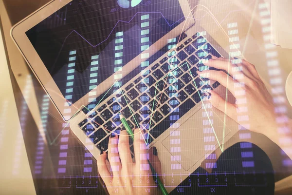 Dubbele blootstelling van de vrouw handen werken op de computer en forex grafiek hologram tekening. Bovenaanzicht. Begrip financiële analyse. — Stockfoto