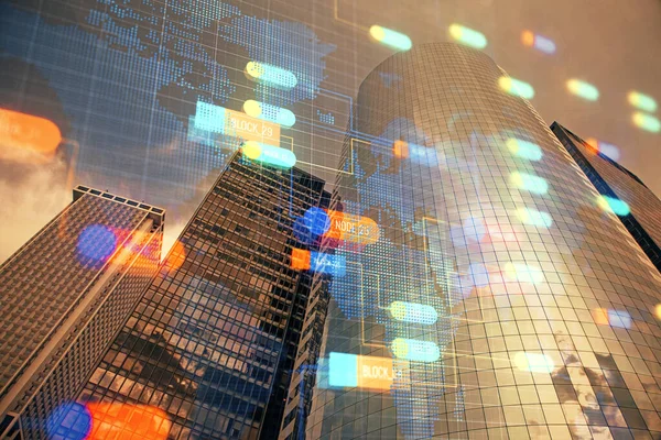 Θέμα δεδομένων ολόγραμμα σχέδιο σε θέα στην πόλη με ουρανοξύστες φόντο multi έκθεση. Έννοια μεγάλων δεδομένων. — Φωτογραφία Αρχείου