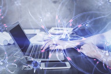 Nöron hologramı, arka planda bilgisayarla çalışan bir adam. Eğitim konsepti. Çift pozlama.