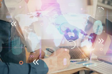 Arka planda bilgisayarla çalışan bir adamla dünya haritası hologramına çift pozlama. Dünya çapında ağ kavramı.