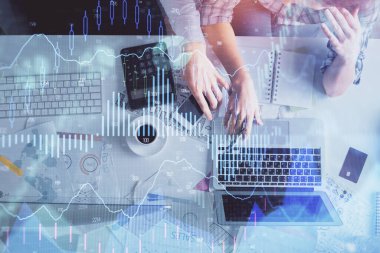 Kadın ve erkeğin birlikte çalışması ve finansal grafik hologramı çizimi. Pazar analizi konsepti. Bilgisayar arkaplanı. Üst Görünüm.