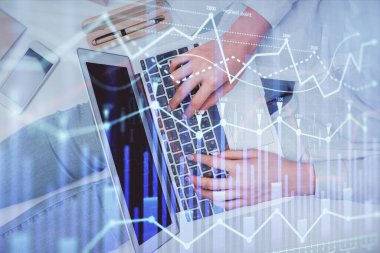 Bilgisayar ve ön grafik hologram çizimi üzerinde çalışan kadın elleri çift pozlama. Üst Manzara. Mali analiz kavramı.