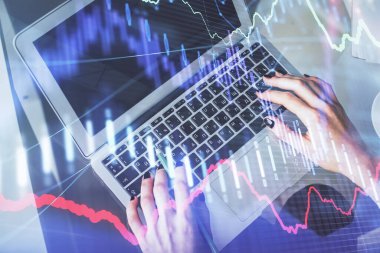 Bilgisayar ve ön x çizim hologramı üzerinde çalışan kadın elleri çift pozlama. Üst Manzara. Mali analiz kavramı.