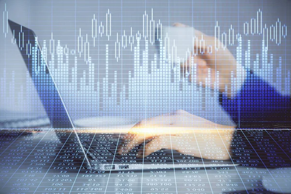 コンピュータと外国為替グラフのホログラム図面に入力するビジネス女性の手の二重露出 金融分析の考え方 — ストック写真