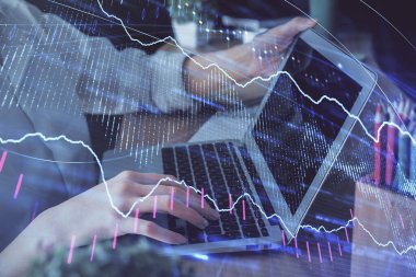 Bilgisayarda ve ön x grafik hologram çiziminde kadın eli yazarken çift pozlama. Borsa yatırım kavramı.