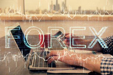 Ellerinde kredi kartı ve forex çizimi olan bir adamın çift pozu. İnternet E-ticaret kavramında hisse senedi ve dijital fintech.