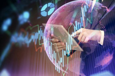 Bir adamın elini tutarken ve dijital bir cihaz ve ön grafik çizimi kullanırken çift pozlama. Finansal piyasa kavramı.