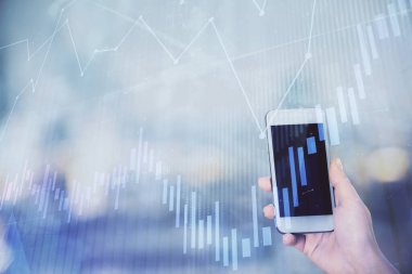 Ön x çizelgesine çift pozlama, hologram çizimi ve cep telefonu kullanan bir kadın. Borsa konsepti.