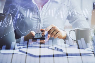 Ön x çizelgesine çift pozlama, hologram çizimi ve cep telefonu kullanan bir kadın. Finansal piyasa kavramı.