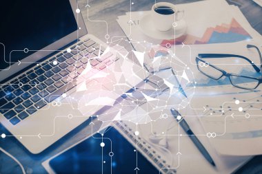 Bilgisayar ve beyin hologram çizerken masaüstüne çifte maruz kalma. Yapay zeka kavramı.