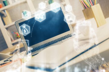 Bilgisayar, teknoloji temalı hologramla birlikte ofiste. Çifte maruziyet. Teknoloji kavramı.