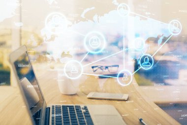 Sosyal ağ hologramıyla birlikte bilgisayar masaüstünde. Çoklu maruz kalma. Uluslararası insan ilişkileri kavramı.