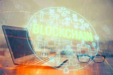 Blockchain temalı holograma ve bilgisayar arkaplanlı masaya çift pozlama. Bitcoin şifreleme para birimi kavramı.