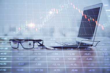 Borsa grafiği ve bilgisayar geçmişi olan tablolar. Çifte maruziyet. Mali analiz kavramı.