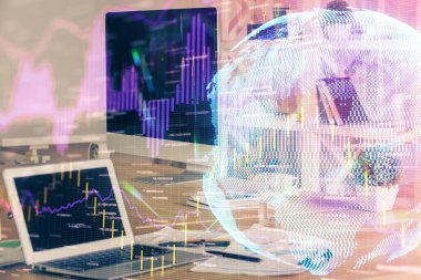 Forx grafiği ve bilgisayarla çalışma alanı çoklu pozlama. Uluslararası çevrimiçi ticaret kavramı.