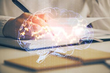Kadınların arka plana beyin hologramıyla el yazıları yazarken çift pozlama. Beyin fırtınası kavramı.