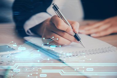 Veri teknolojisi hologramıyla arka planda el yazısının iki katına çıkarılması. Büyük veri kavramı.