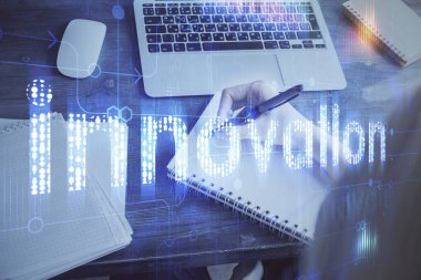 Veri çözeltisi hologramı ile arka plan üzerine yazılan ellere çoklu maruz kalma. Teknoloji konsepti.