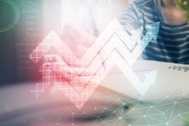 Kadınların elleri üzerinde mavi ok arka planda not alıyor. Başarı kavramı. Çift pozlama