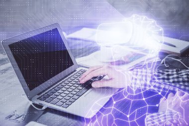 Arka planda bilgisayarla çalışan bir adamla AR hologramı. Gelişmiş gerçeklik kavramı. Çift pozlama.