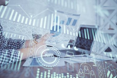 Teknoloji temalı hologramda arka planda çalışan bir adam var. Yüksek teknoloji konsepti. Çift pozlama.