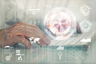 Bilgisayar geçmişi üzerinde çalışan bir adamla çok sayıda teknolojik çizime maruz kalmış. Yenilik kavramı.