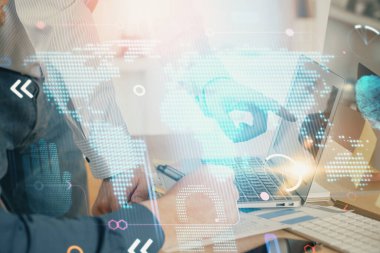 Arka planda bilgisayarla çalışan bir adamla dünya haritası hologramına çift pozlama. Dünya çapında ağ kavramı.