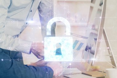 Arka planda bilgisayarda çalışan bir adamla birden fazla kilit simgesine maruz kalma. Ağ koruma kavramı.