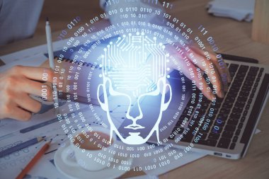 Beyin temalı hologramı olan bilgisayar geçmişi olan bir iş adamı. Beyin fırtınası kavramı. Çoklu pozlama.