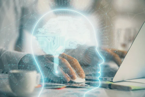 Hombre escribiendo en el fondo del teclado con holograma cerebral. Concepto de big data. —  Fotos de Stock