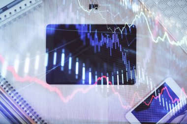 Forx grafik hologramının telefonlu hali. Üst Manzara. Mobil ticaret platformu kavramı.