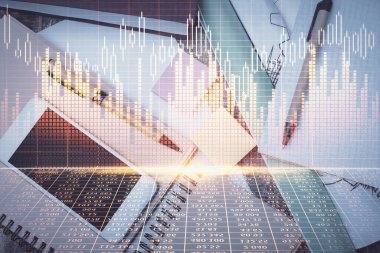 Forx grafik hologramının telefonlu masaüstü üzerinde çoklu pozlandırılması. Üst Manzara. Mobil ticaret platformu kavramı.