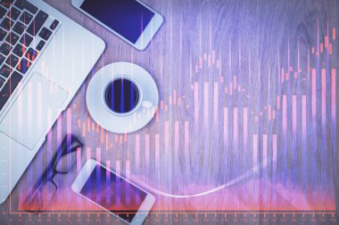 Masaüstü üzerinde telefonla finansal haritaya çoklu maruz kalma. Üst Manzara. Mobil ticaret platformu kavramı.