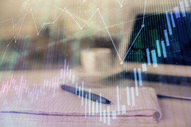 Finansal grafik çizimleri ve açık defter arkaplanı olan bir masa. Önx pazarı kavramı