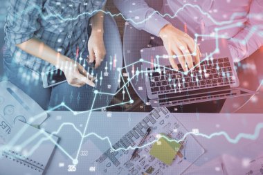Kadın ve erkeğin birlikte çalıştığı çoklu pozlama ve grafik hologramı çizimi. Finansal analiz konsepti. Bilgisayar arkaplanı. Üst Görünüm.