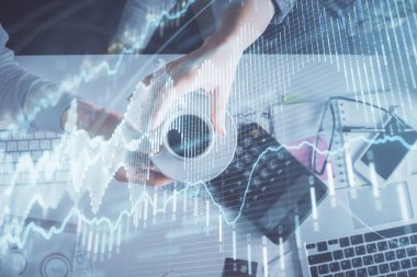 Birlikte çalışan kadın ve erkeğin çifte pozu ve finansal grafik hologramı çizimi. Pazar analizi konsepti. Bilgisayar arkaplanı. Üst Görünüm.