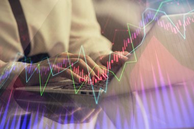 İşkadını ellerinin bilgisayar ve finansal grafik hologramı çizimlerinde çifte pozlama. Borsa analizi kavramı.