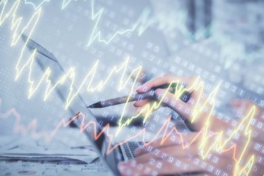 Bilgisayarda ve finansal grafik hologramında yazı yazan kadın ellerine çoklu maruz kalma. Borsa analizi kavramı.
