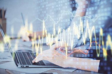 Bilgisayarda ve finansal grafik hologramında yazı yazan kadın ellerine çok maruz kalmış. Borsa analizi kavramı.