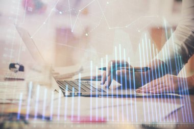 Bilgisayarda ve finansal grafik hologramında yazı yazan kadın ellerine çok maruz kalmış. Borsa analizi kavramı.