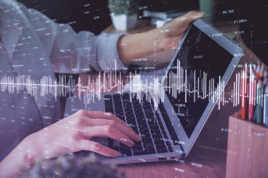 Bilgisayarda ve ön x grafik hologram çiziminde kadın eli yazarken çift pozlama. Borsa yatırım kavramı.